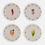 Set 4 piatti And Nook Vegetables in ceramica decorata con illustrazioni di verdure colorate come carote, ravanelli, mais e peperoni, diametro 22 cm.