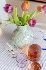Vaso decorativo And Nook dipinto a mano con motivo di tulipani rosa, design artigianale in ceramica per bouquet e decorazione d'interni.