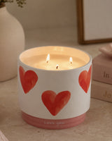 Candela And Nook Love You in ceramica dipinta a mano con decorazione di cuori, tre stoppini e vaso riutilizzabile come portavaso.