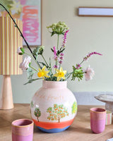 Vaso decorativo And Nook Jardin de Fruits rosa sabbia con illustrazioni di alberi da frutto, limoni, arance e palme, ideale per bouquet e arredamento.