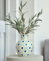 Vaso decorativo And Nook dipinto a mano con tulipani blu, design rotondo in ceramica e apertura stretta per composizioni floreali eleganti.