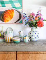 Vaso decorativo And Nook dipinto a mano con tulipani blu, design rotondo in ceramica e apertura stretta per composizioni floreali eleganti.
